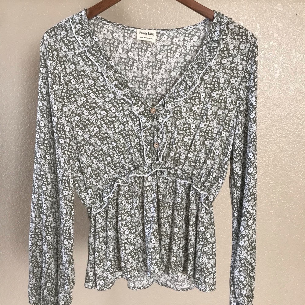 Boho olive green flowy top! 🌿